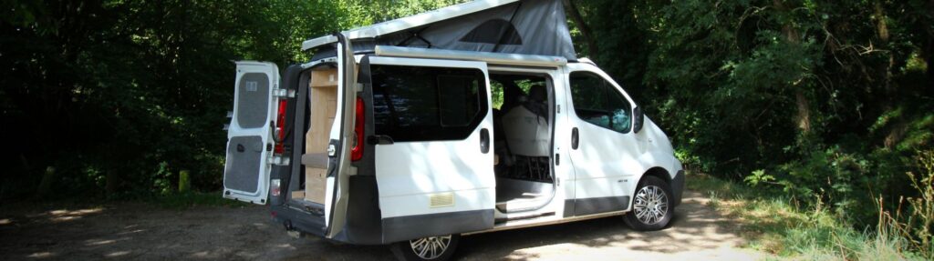 Van 4 couchages avec toit relevable : le Trafic réaménagé de monsieur et madame T.