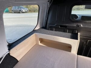 Van solo avec lit peigne : un Citroën Berlingo aménagé pour voyager seul