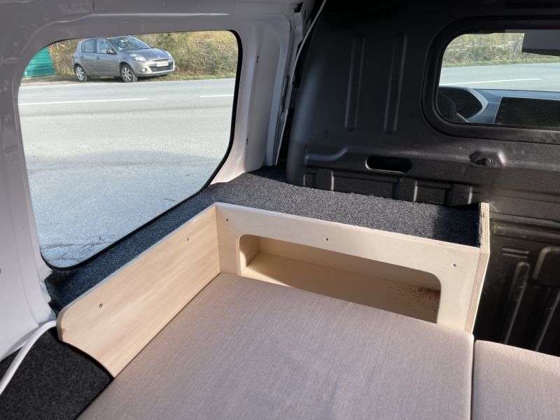 Van solo avec lit peigne : un Citroën Berlingo aménagé pour voyager seul