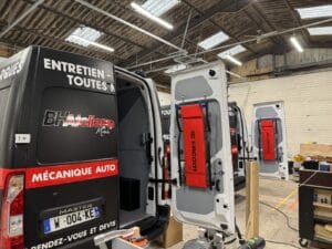 Atelier mobile par Karr Koncept : l'arrière du fourgon, portes ouvertes