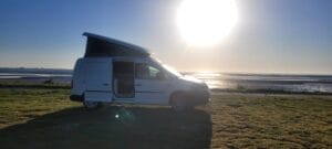 Caddy aménagé toit relevable par Karr Koncept : le Caddy toit relevé face au coucher de soleil