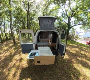 Caddy aménagé toit relevable par Karr Koncept : la cuisine extérieure sur tiroir, ouverte en bivouac