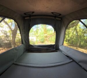 Caddy aménagé toit relevable par Karr Koncept : le couchage sous le toit relevable, ouvert sur les arbres