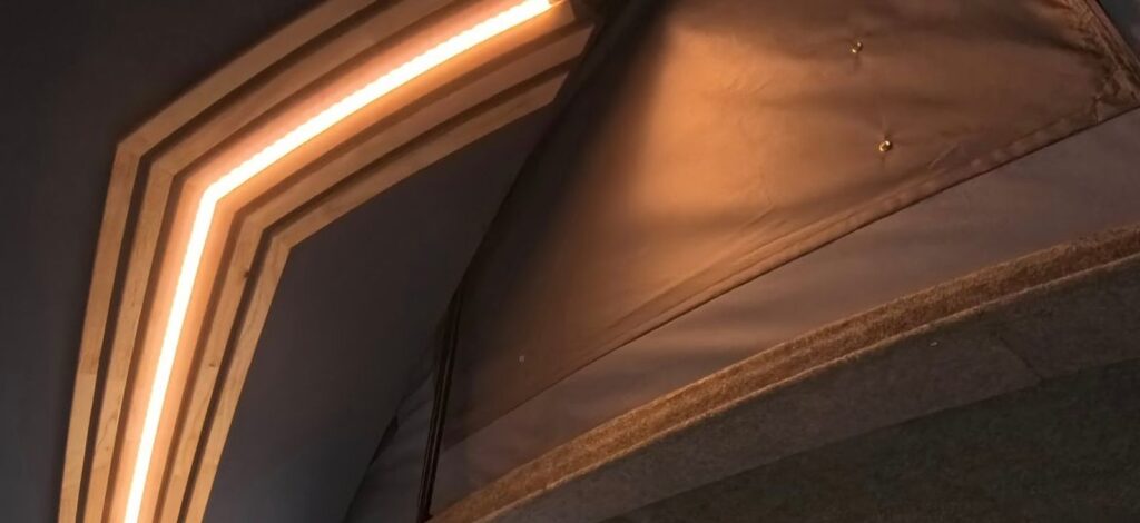 Caddy aménagé toit relevable par Karr Koncept : arche en hévéa massif du toit relevable et son bandeau LED