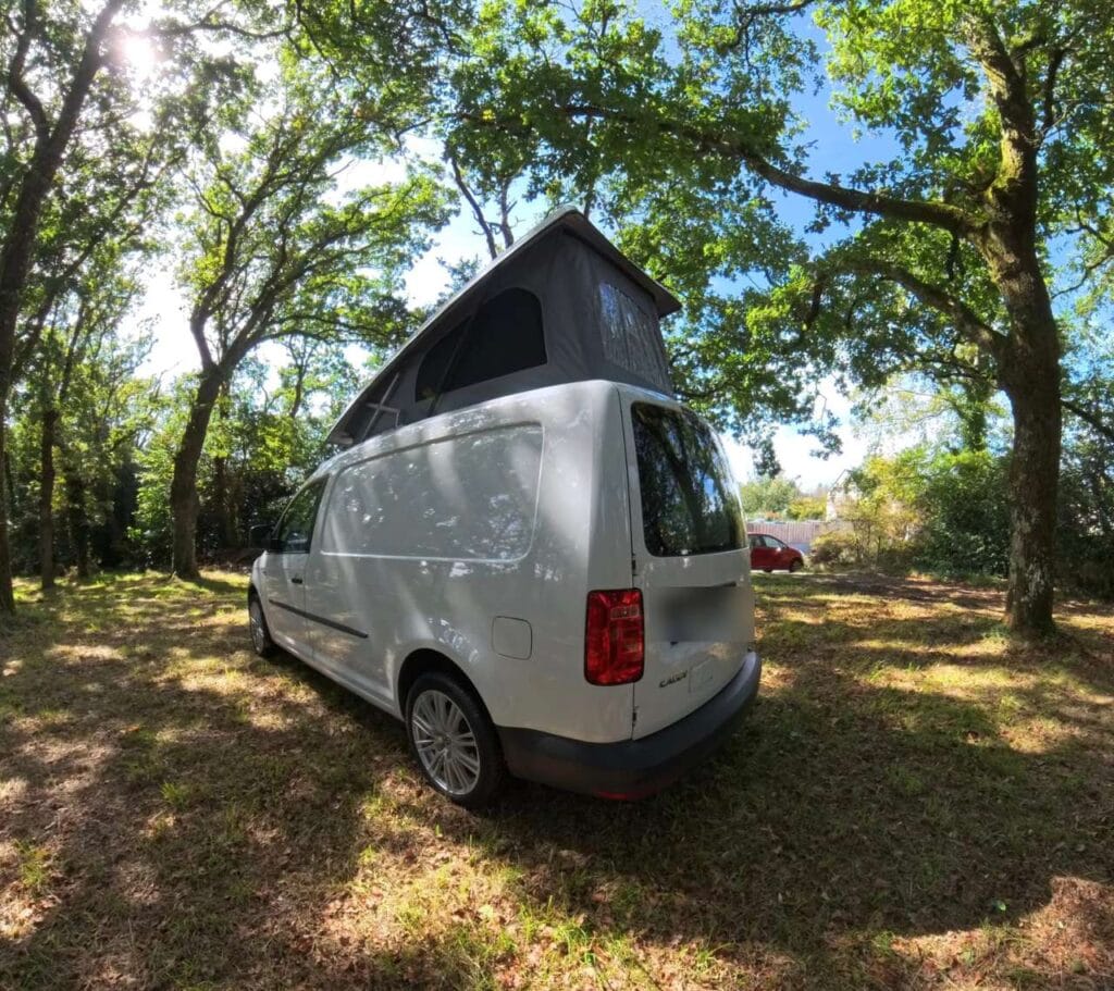 Caddy aménagé toit relevable : le van compact de Killian, tout le confort d&rsquo;un grand