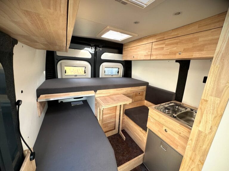 Camping-car compact 2 places par Karr Koncept : intérieur, banquette-lit et cuisine