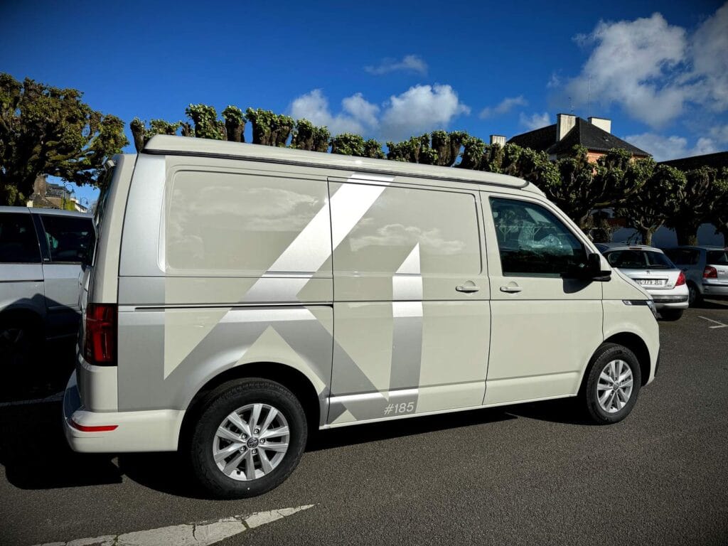 Combi aménagé neuf par Karr Koncept : le combi en extérieur