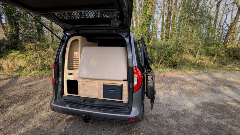 Mini van aménagé par Karr Koncept : le Citan en forêt, hayon ouvert sur le module