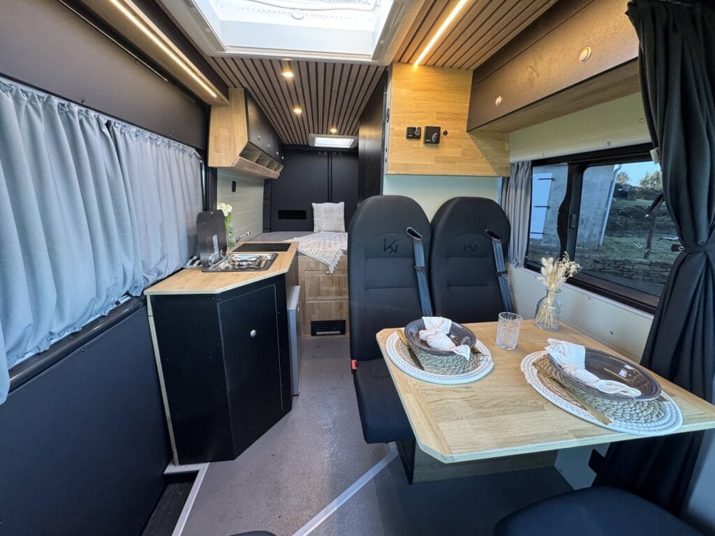 Tiny house roulante par Karr Koncept : intérieur, sièges pivotants et table dressée
