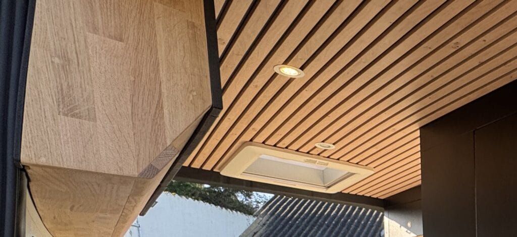 Tiny house roulante par Karr Koncept : meuble haut en chêne massif sous le pavillon latté