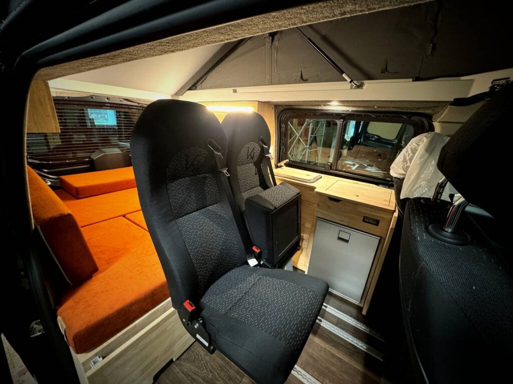 Van 2 couchages par Karr Koncept : intérieur, siège pivotant et banquette
