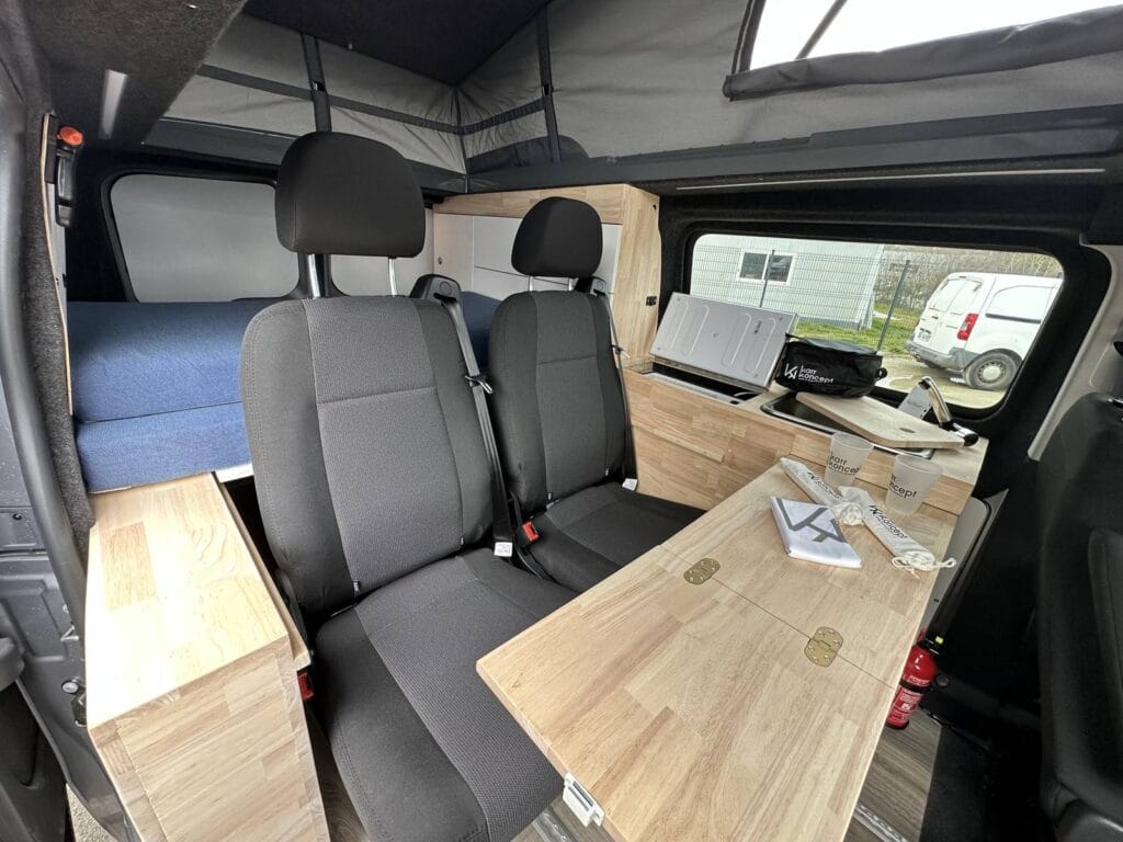 Van 4 personnes par Karr Koncept : intérieur, sièges, table et toit relevé