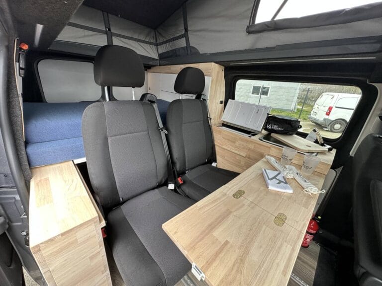 Van 4 personnes par Karr Koncept : intérieur, sièges, table et toit relevé