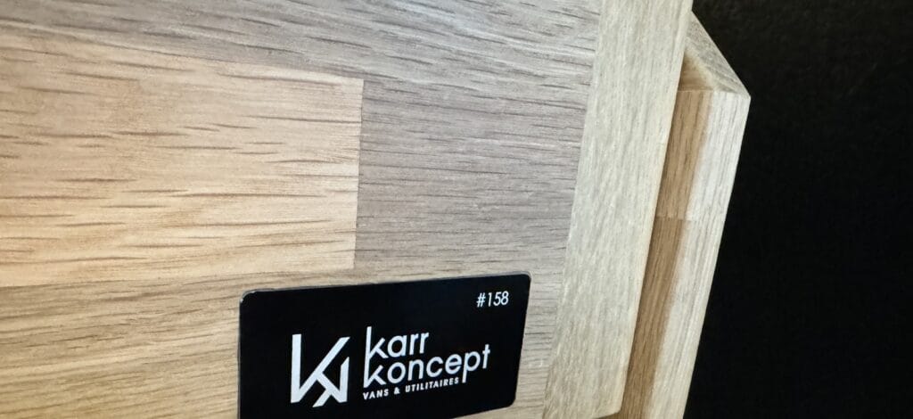 Van 5 couchages par Karr Koncept : chant chanfreiné du plan de travail en chêne, veinage plein cadre