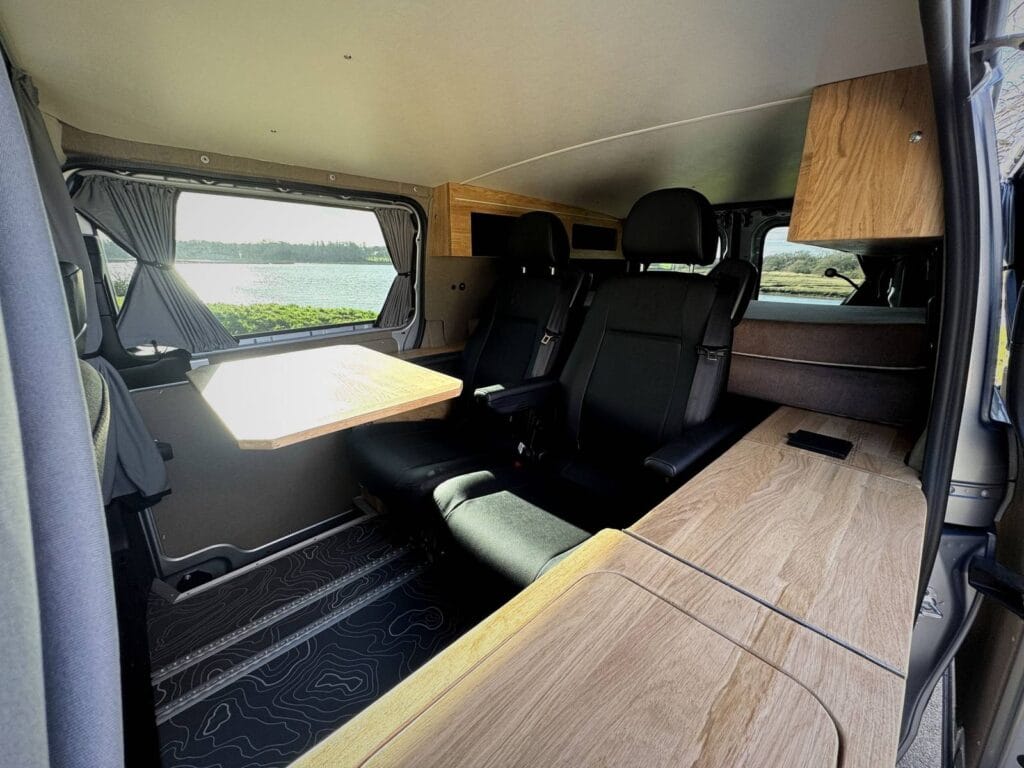 Van aménagé 6 places par Karr Koncept : intérieur, sièges et table face au lac
