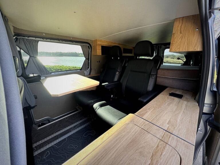 Van aménagé 6 places par Karr Koncept : intérieur, sièges et table face au lac