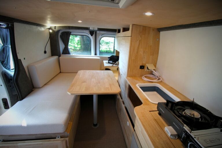 Van aménagé pour artisan par Karr Koncept : intérieur, dinette, table et cuisine