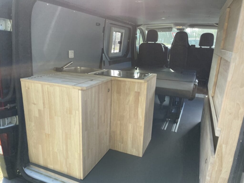Van aménagé surf par Karr Koncept : intérieur, cuisine et banquette