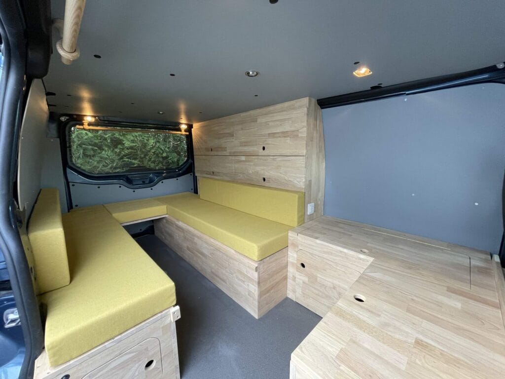 Van amovible pour un couple par Karr Koncept : intérieur, banquettes et meubles en bois