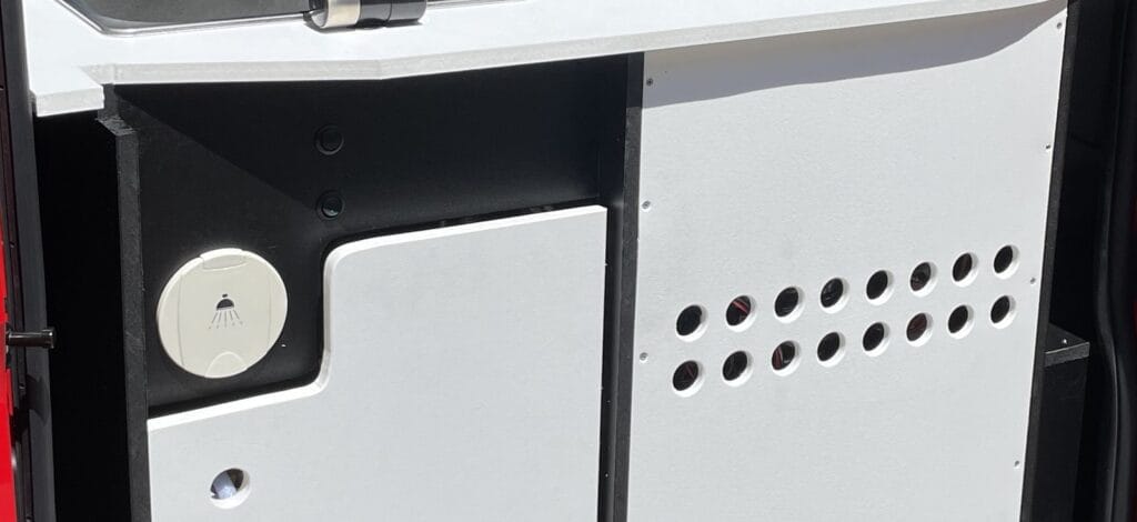 Van amovible utilitaire par Karr Koncept : façades du bloc cuisine amovible, prise de douche encastrée