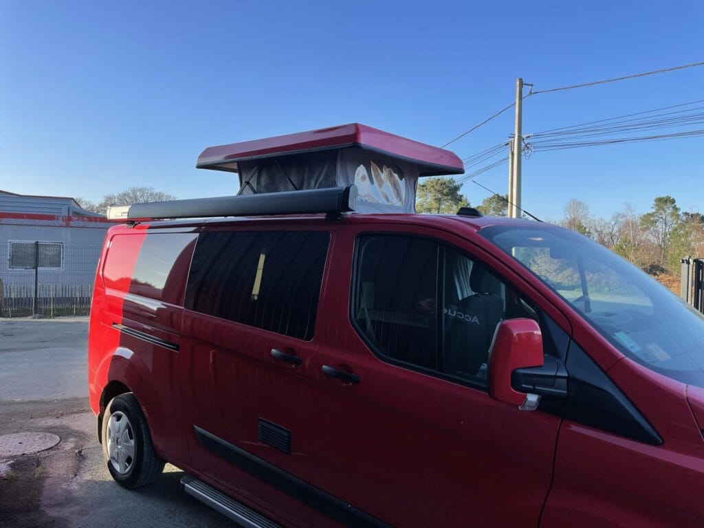 Van amovible utilitaire par Karr Koncept : le Custom rouge toit relevé