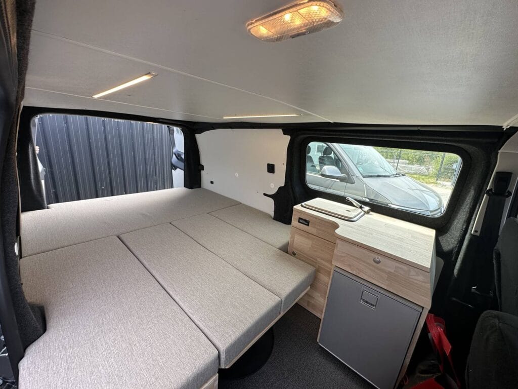 Van avec lit fixe par Karr Koncept : intérieur, lit fixe, cuisine et sièges