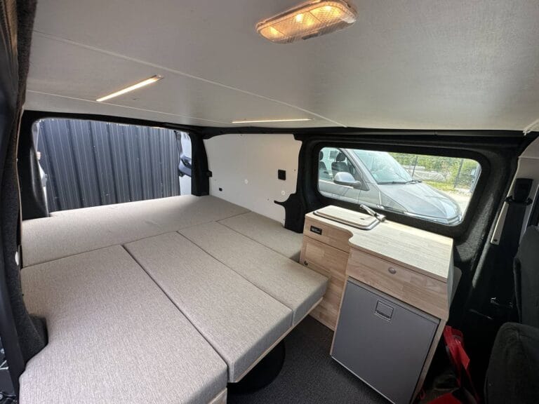 Van avec lit fixe par Karr Koncept : intérieur, lit fixe, cuisine et sièges