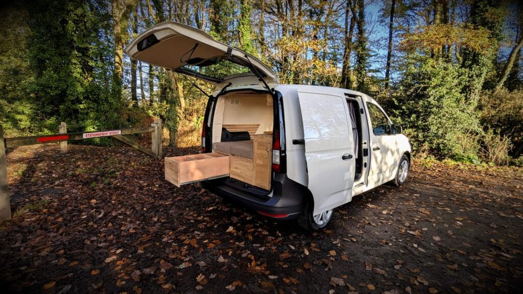 Van compact aménagé : le Volkswagen Caddy de Catherine, vélo électrique embarqué