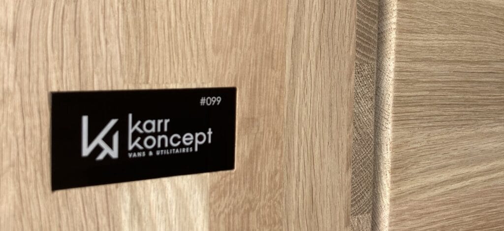 Van de compétition par Karr Koncept : gros plan sur le chêne massif et la plaque numérotée