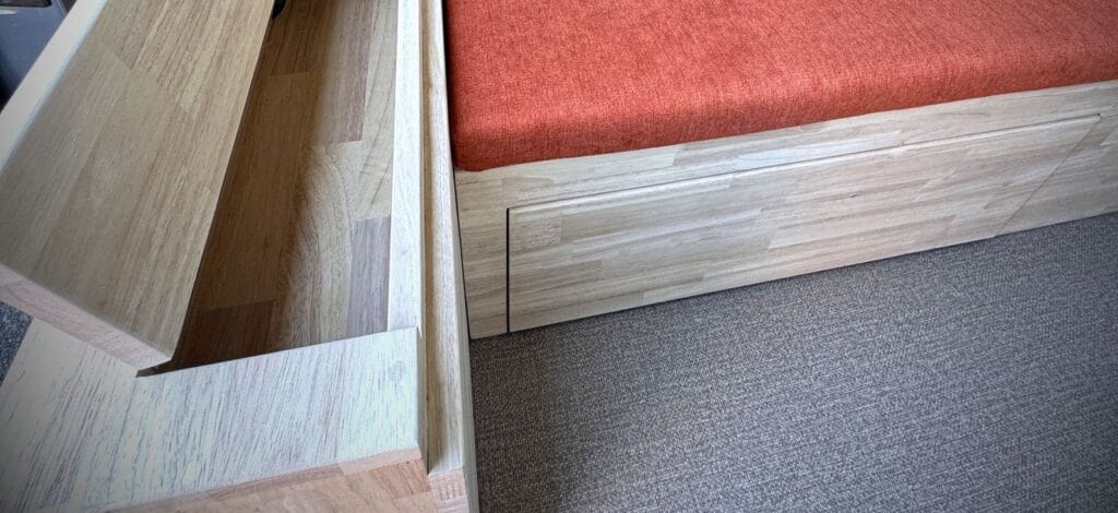 Van confort par Karr Koncept : tiroir en hévéa massif sorti sous la banquette, assemblage visible