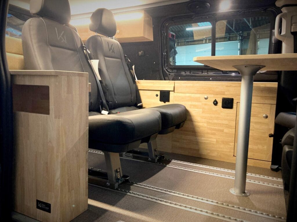 Van familial 4 places par Karr Koncept : intérieur, sièges pivotants et table