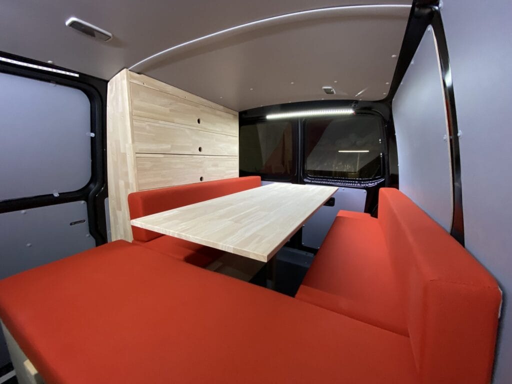 Van avec rangement pour fauteuil roulant par Karr Koncept : intérieur, dinette et banquettes