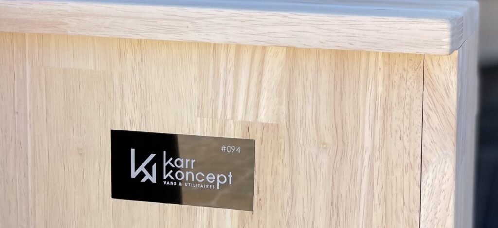 Van inspiration California par Karr Koncept : chant massif du bloc en hévéa et plaque numérotée