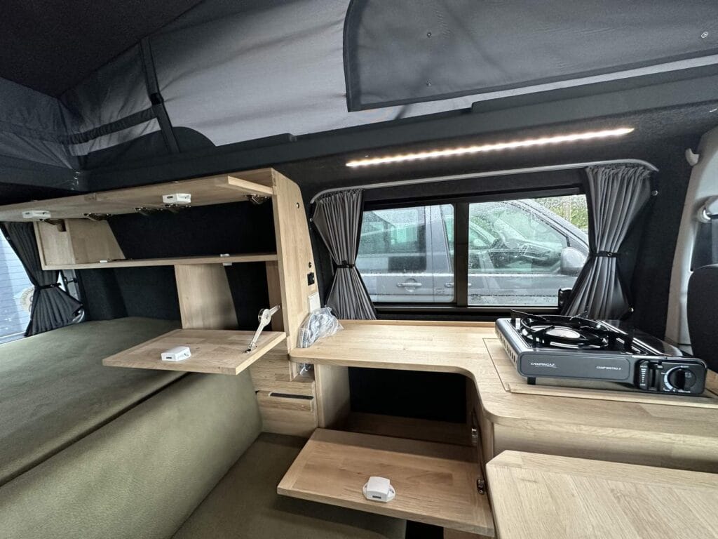 Van modulable tout démontable par Karr Koncept : intérieur, banquette, table et cuisine, toit relevé