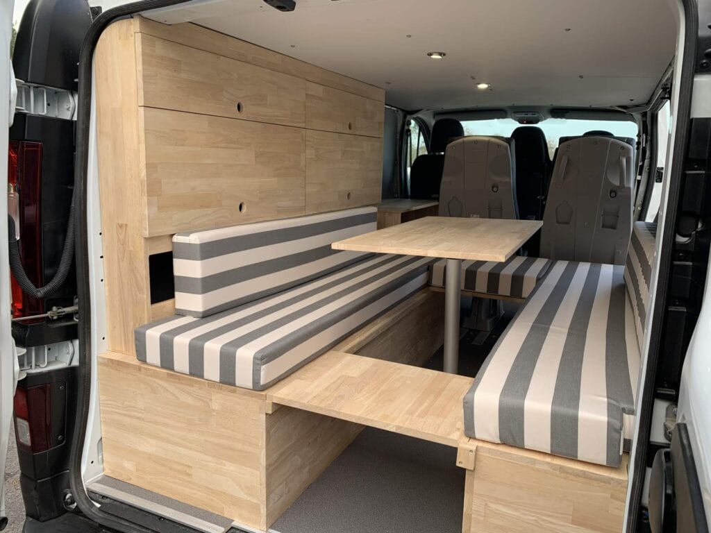 Van pour sportif par Karr Koncept : intérieur, dinette