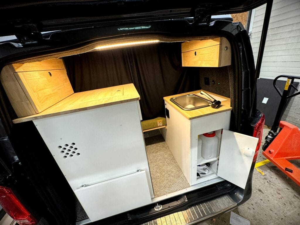 Van pro et loisirs par Karr Koncept : hayon ouvert, module cuisine et frigo