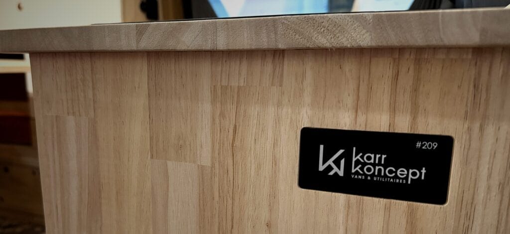Van retraite nomade par Karr Koncept : chant du plan de travail et joue du meuble en hévéa abouté
