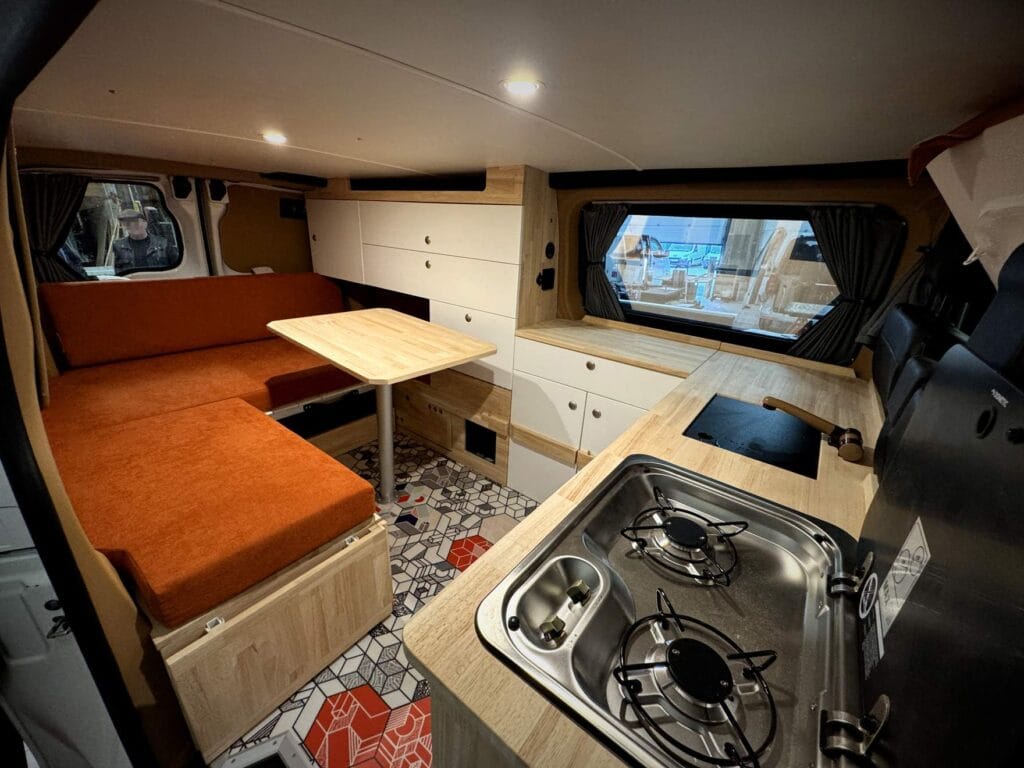 Van retraite nomade par Karr Koncept : intérieur complet, lit, table et cuisine
