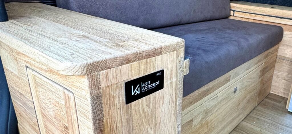 Van sans ondes électromagnétiques par Karr Koncept : joue de banquette en chêne, bois de bout à l'angle