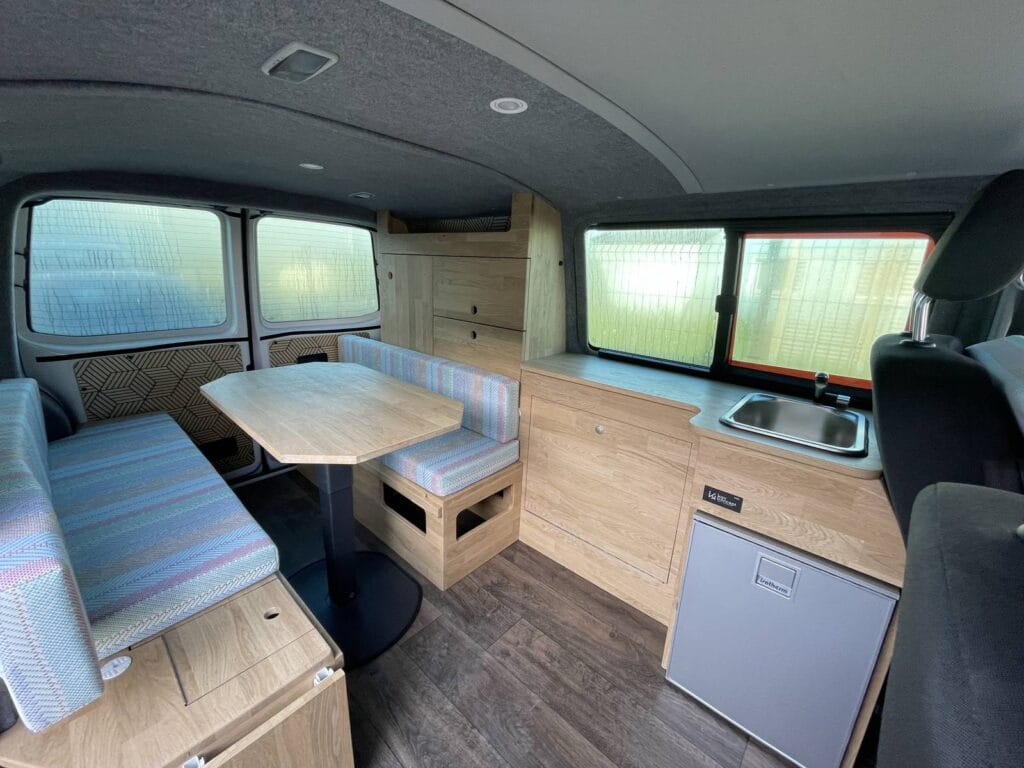 Van trail running par Karr Koncept : intérieur, dinette et cuisine