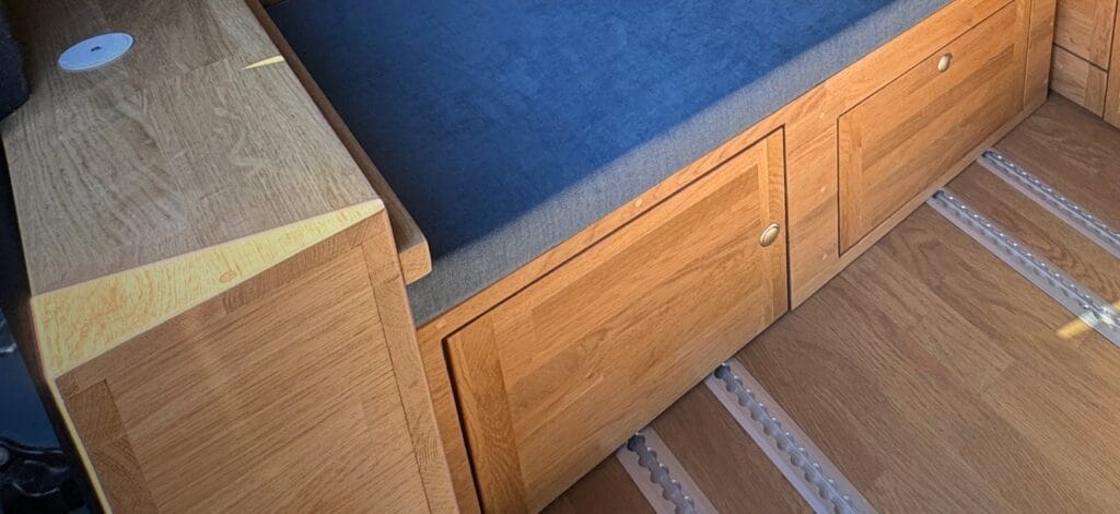 Van type H par Karr Koncept : angle de banquette en chêne massif et portes de coffre