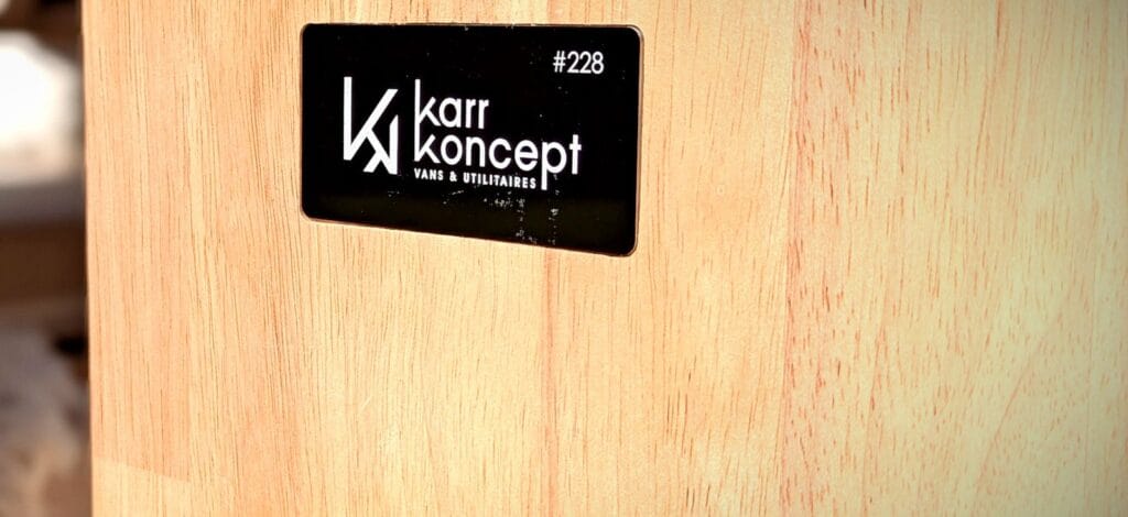 Vivre dans un van par Karr Koncept : panneau en hévéa massif abouté et plaque numérotée