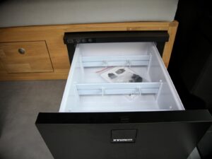 Ludospace aménagé par Karr Koncept : tiroir réfrigérateur ouvert sous le couchage