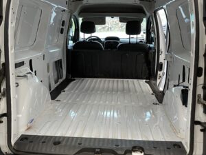 Dormir dans un Kangoo par Karr Koncept : l'espace de chargement vide avant aménagement, vu par les portes arrière