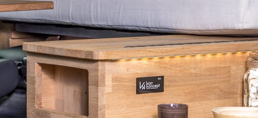 Meuble en chêne massif lamellé-collé avec plaque Karr Koncept et bandeau LED, dans un Volkswagen T6.1 aménagé