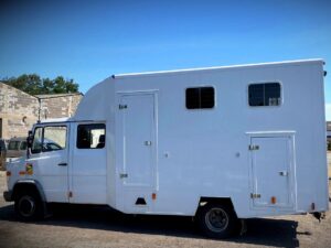 Poids lourd aménagé VASP par Karr Koncept : l'ancien camion bétaillère blanc vu de profil, avant sa transformation