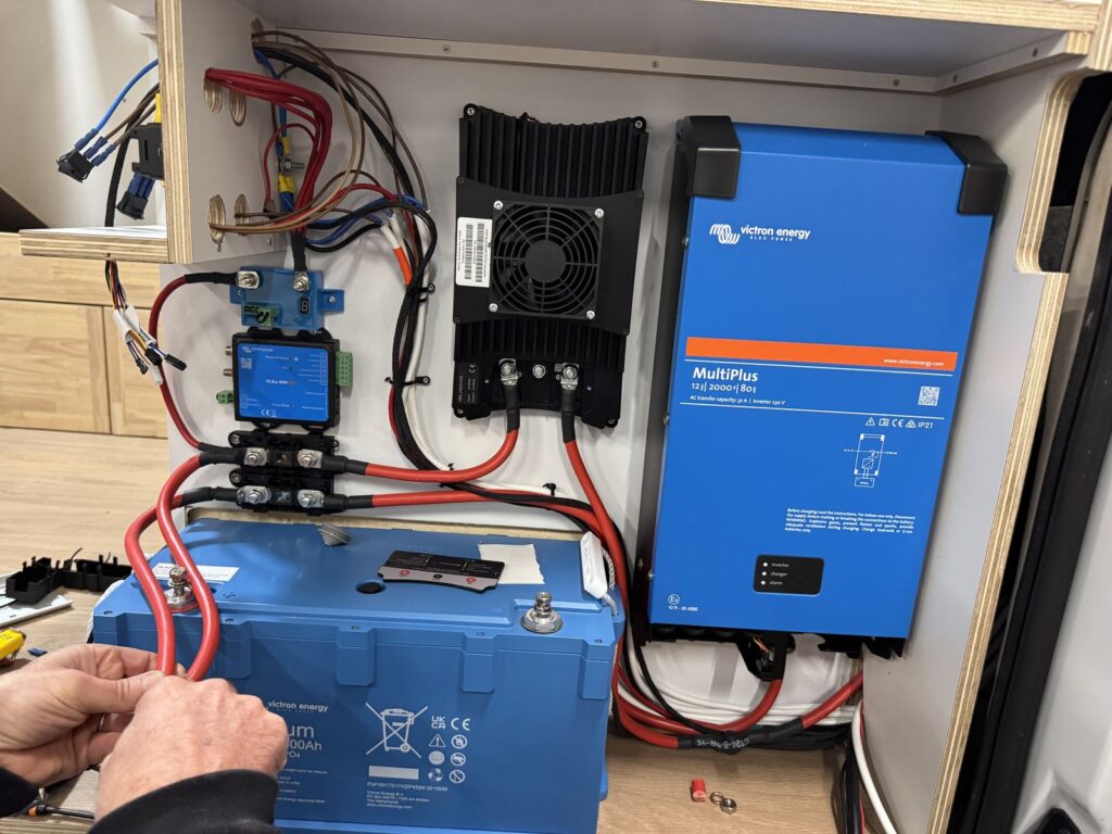 Câblage d'une batterie lithium et d'un chargeur-convertisseur dans un meuble de van