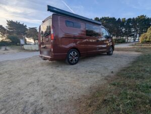 Van aménagé pour transporter un bateau par Karr Koncept : le Trafic L2H1 vu de trois quarts arrière