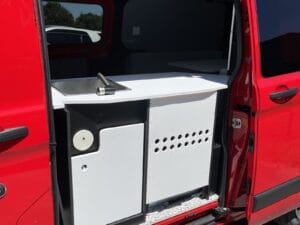 Van amovible utilitaire par Karr Koncept : le meuble cuisine avec évier près de la porte latérale ouverte