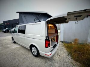 Van autonomie électrique par Karr Koncept : vue extérieure du van blanc avec toit relevable déployé et hayon ouvert
